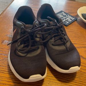Nike Tanjun running shoes